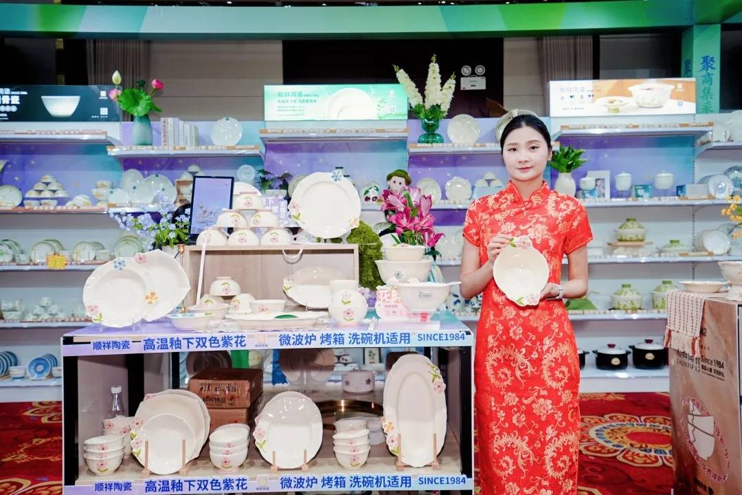888电子亮相重庆供应链订货会，爆款矩阵引爆合作热潮！